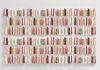 Grande bibliothèque murale avec étagères remplies de livres, installée sur un pan de mur blanc