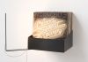 Rangement vinyle mural noir avec disques vinyles 33 tours suspendu au mur"