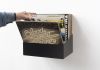 Rangement vinyle mural noir avec disques vinyles 33 tours suspendu au mur
