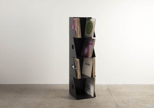 Boîte rangement vinyle sur pied en métal noir avec disques vinyles 33 tours, meuble vinyle 4 niveaux