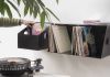 Boîte rangement vinyle sur pied en métal noir avec disques vinyles 33 tours, meuble vinyle 4 niveaux